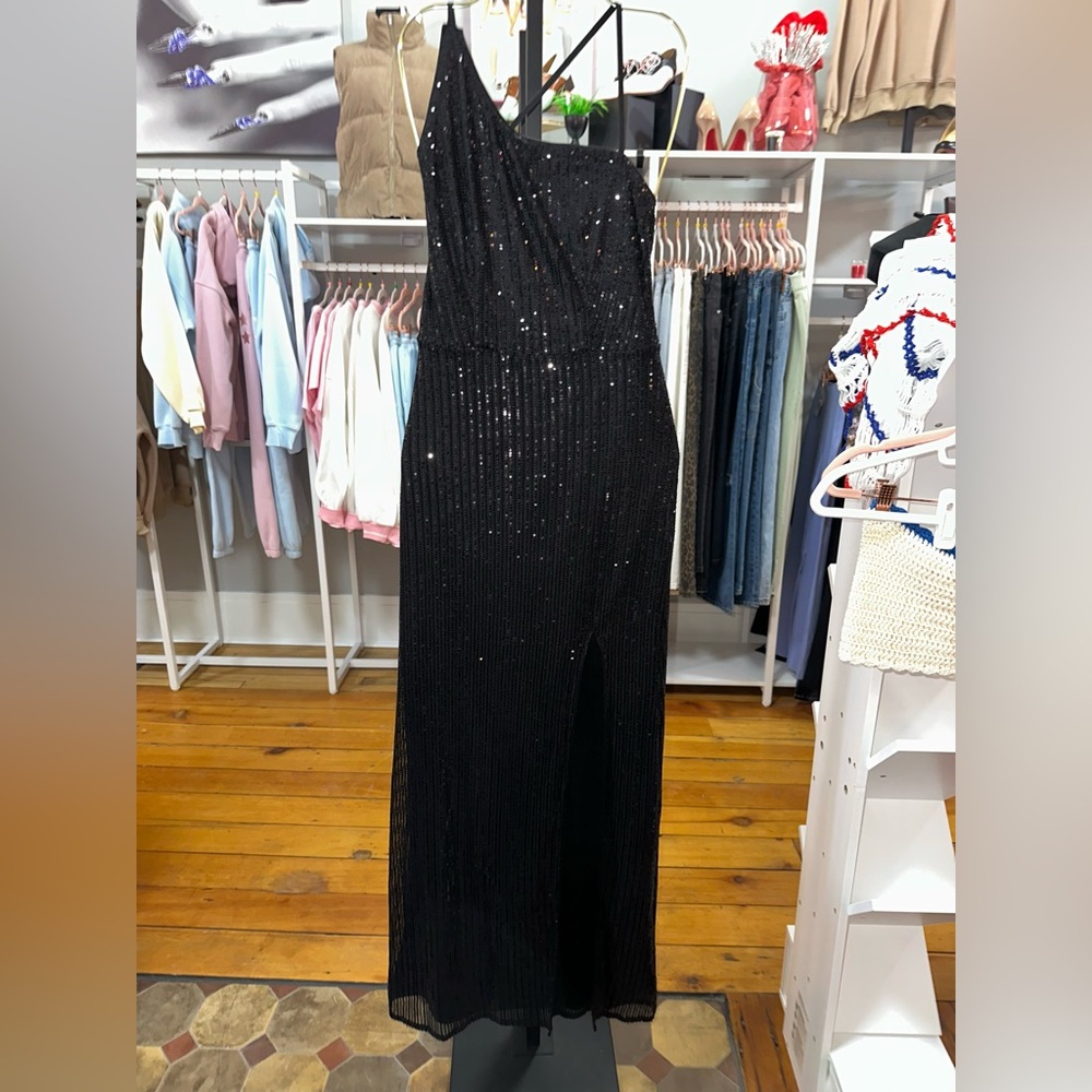 Elegant Black One-Shoulder Dress